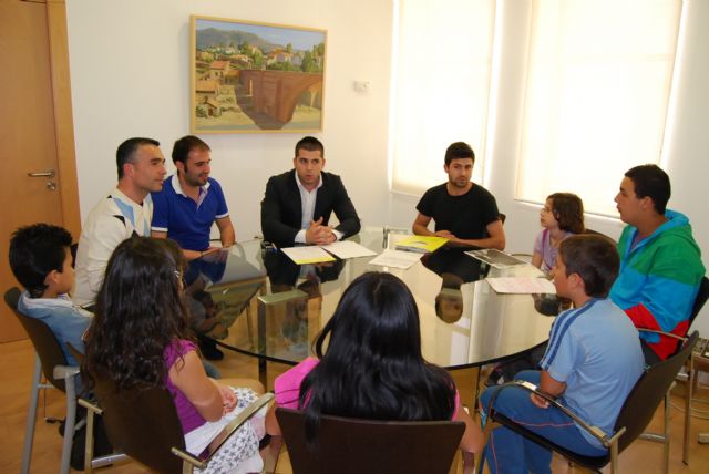 Sergio López y Juan Antonio Ambit se reúnen con los niños que participan en la eduteca Alvagón para conocer sus necesidades, Foto 1