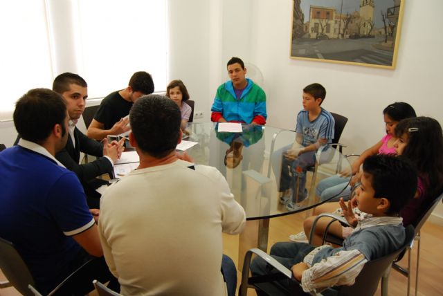 Sergio López y Juan Antonio Ambit se reúnen con los niños que participan en la eduteca Alvagón para conocer sus necesidades, Foto 2