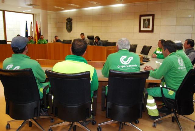 Los trabajadores del servicio de jardinería conocen de primera mano el nuevo proceso de contratación del servicio municipal que se va a llevar a cabo, Foto 1