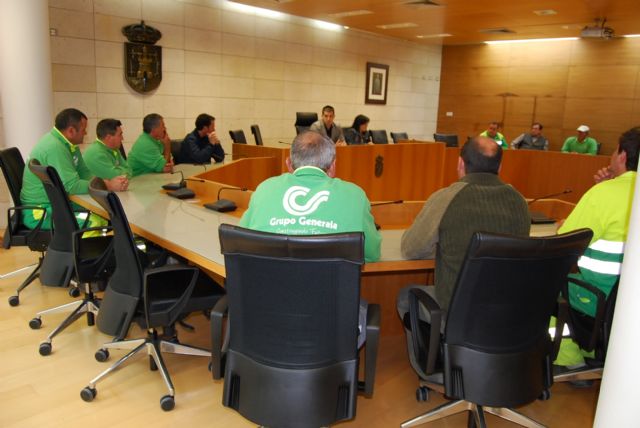 Los trabajadores del servicio de jardinería conocen de primera mano el nuevo proceso de contratación del servicio municipal que se va a llevar a cabo, Foto 2