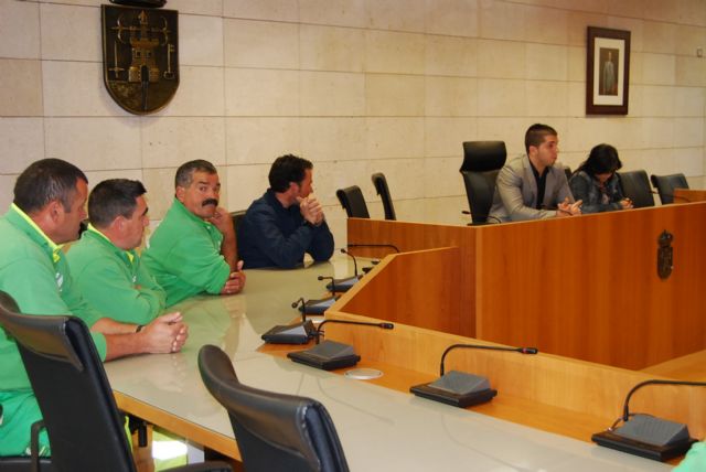 Los trabajadores del servicio de jardinería conocen de primera mano el nuevo proceso de contratación del servicio municipal que se va a llevar a cabo, Foto 3
