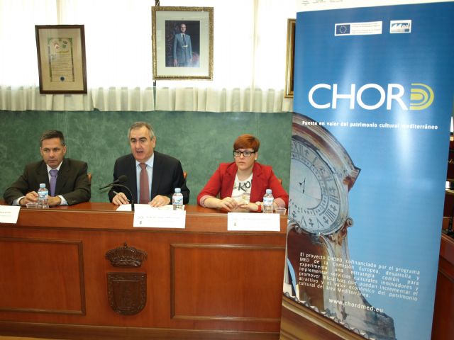 El Delegado del Gobierno, Rafael González, flanqueado por el alcalde de Ceutí, Manuel González, y la concejala de Cultura, Presentación López esta mañana durante la presentación del seminario, Foto 1