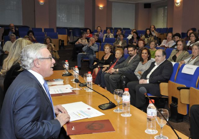 La escritora María Dueñas abrió el Aula de Debate de la Universidad de Murcia - 2, Foto 2