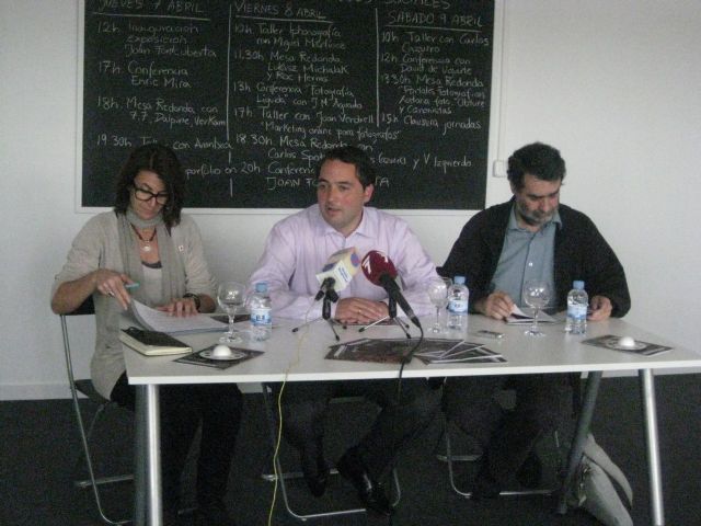 A través del espejo muestra la relevancia que hoy en día ha alcanzado la fotografía en internet - 2, Foto 2