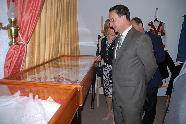 Inaugurada la Muestra de Pintura y Trabajos Manuales en el Centro de Mayores del barrio de El Carmen - 1, Foto 1