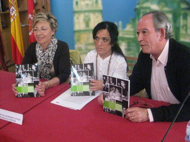 La Asociación Crecer edita un libro para acercar a la sociedad las vivencias de las personas con problemas de crecimiento - 1, Foto 1