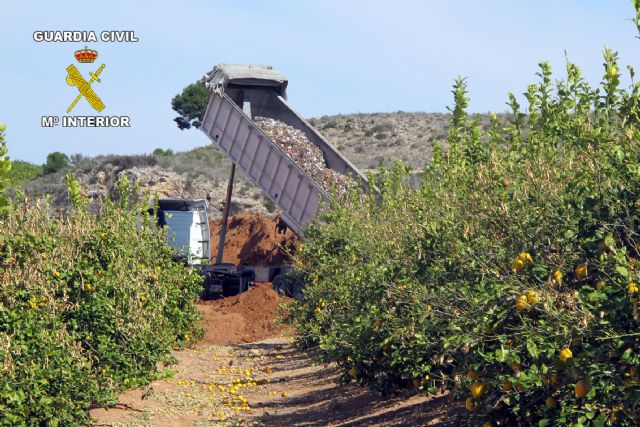 La Guardia Civil detiene a cinco personas por el enterramiento ilegal de miles de toneladas de basura - 1, Foto 1