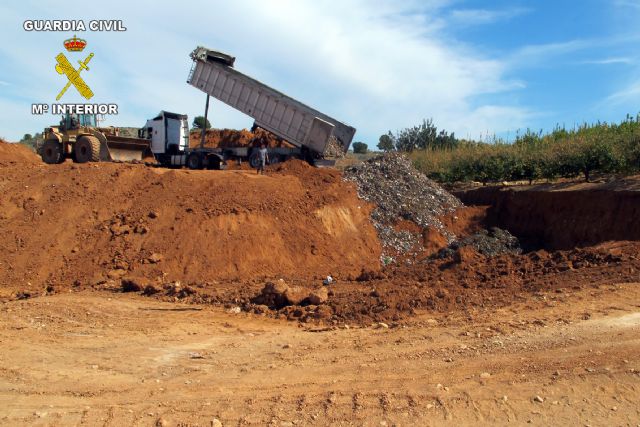 La Guardia Civil detiene a cinco personas por el enterramiento ilegal de miles de toneladas de basura - 2, Foto 2