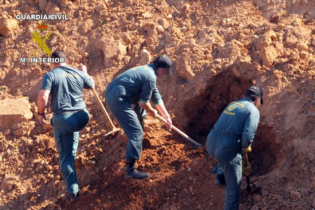 La Guardia Civil detiene a cinco personas por el enterramiento ilegal de miles de toneladas de basura - 3, Foto 3