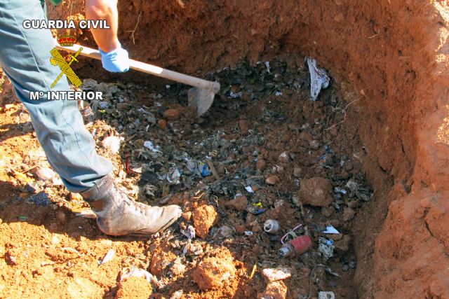 La Guardia Civil detiene a cinco personas por el enterramiento ilegal de miles de toneladas de basura - 4, Foto 4