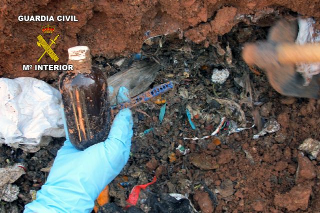 La Guardia Civil detiene a cinco personas por el enterramiento ilegal de miles de toneladas de basura - 5, Foto 5