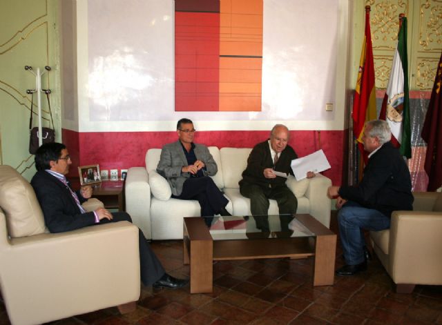 El Ayuntamiento entrega 22.100 euros a la Semana Santa y a la Concentración de Cornetas y Tambores - 1, Foto 1