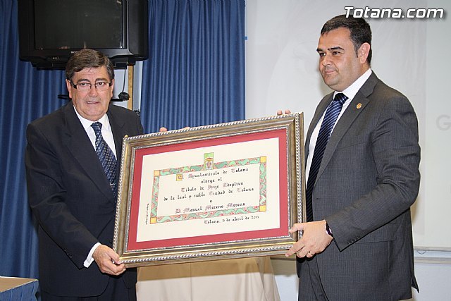 El ayuntamiento de Totana hace entrega del título de Hijo Adoptivo de la Leal y Noble Ciudad de Totana al doctor Manuel Moreno - 1, Foto 1