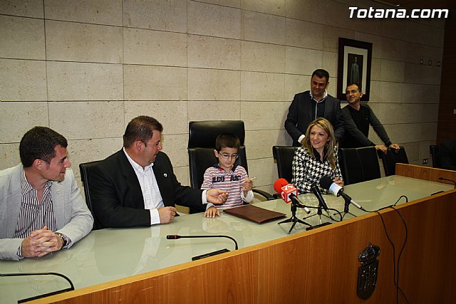 El ayuntamiento y el Cabildo de Procesiones firman el convenio de colaboracin - 3