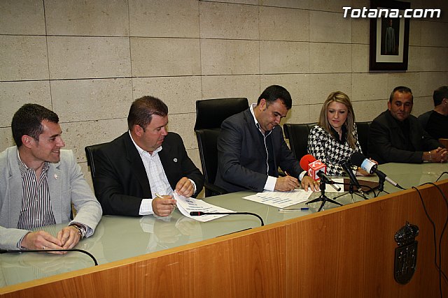 El ayuntamiento y el Cabildo de Procesiones firman el convenio de colaboracin - 4