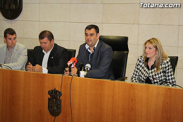 El ayuntamiento y el Cabildo de Procesiones firman el convenio de colaboracin - 10