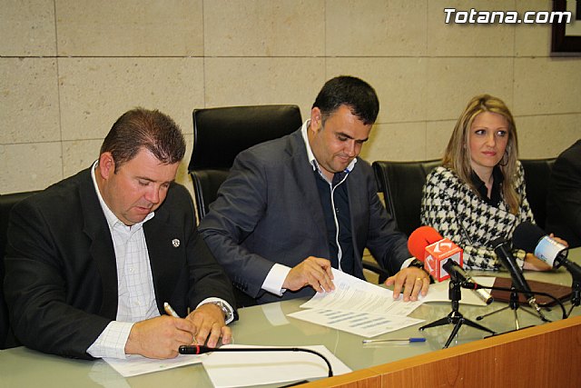 El ayuntamiento y el Cabildo de Procesiones firman el convenio de colaboracin - 5