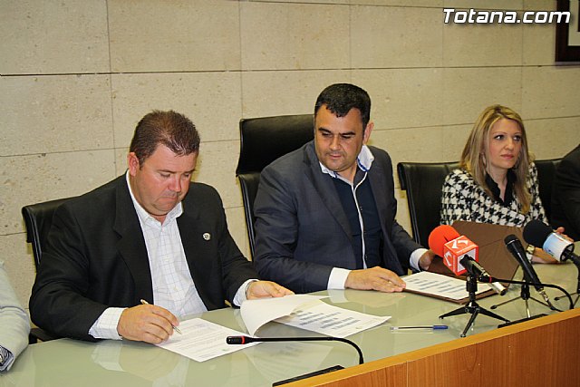 El ayuntamiento y el Cabildo de Procesiones firman el convenio de colaboracin - 6
