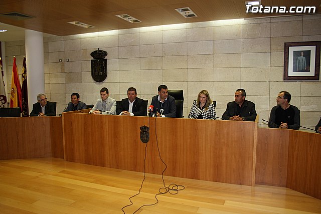 El ayuntamiento y el Cabildo de Procesiones firman el convenio de colaboracin - 7