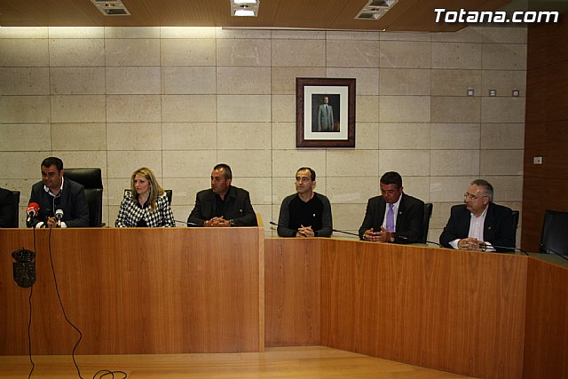 El ayuntamiento y el Cabildo de Procesiones firman el convenio de colaboracin - 8