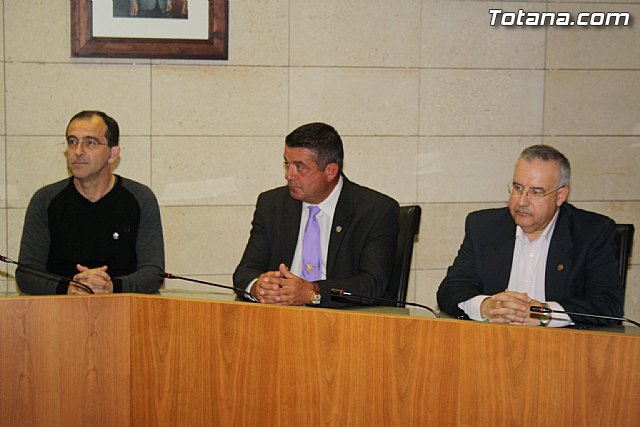 El ayuntamiento y el Cabildo de Procesiones firman el convenio de colaboracin - 9