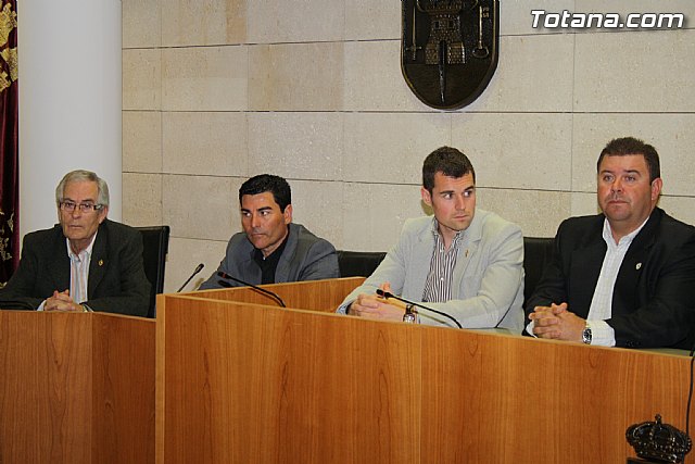 El ayuntamiento y el Cabildo de Procesiones firman el convenio de colaboracin - 11