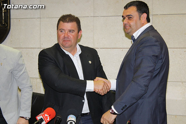 El ayuntamiento y el Cabildo de Procesiones firman el convenio de colaboracin - 12