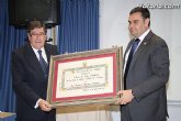 El ayuntamiento de Totana hace entrega del título de Hijo Adoptivo de la Leal y Noble Ciudad de Totana al doctor Manuel Moreno