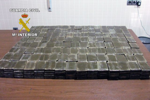 La Guardia Civil sorprende a una persona realizando un traslado de más de 60 kilos de hachís por la A-7 - 1, Foto 1