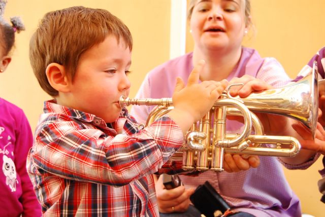 Los alumnos de la Escuela Infantil Carmen Baró se adentran en la Semana Santa de Totana a través de las bandas de cornetas y tambores - 2, Foto 2