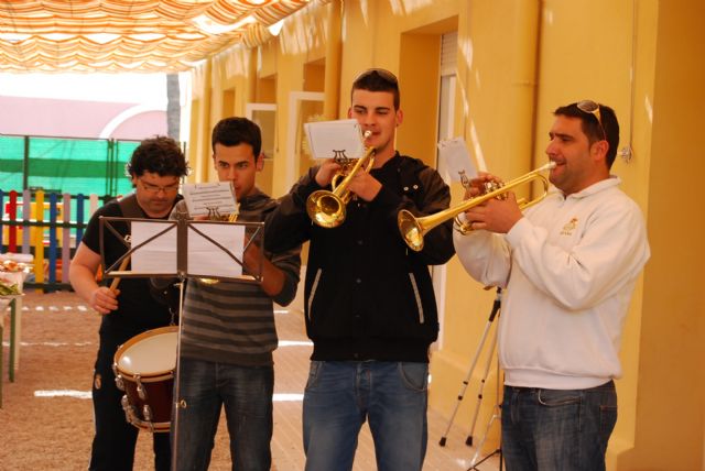 Los alumnos de la Escuela Infantil Carmen Baró se adentran en la Semana Santa de Totana a través de las bandas de cornetas y tambores, Foto 4