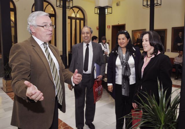 La embajadora de Bolivia visita la Universidad de Murcia para estudiar futuras colaboraciones con instituciones bolivianas - 1, Foto 1