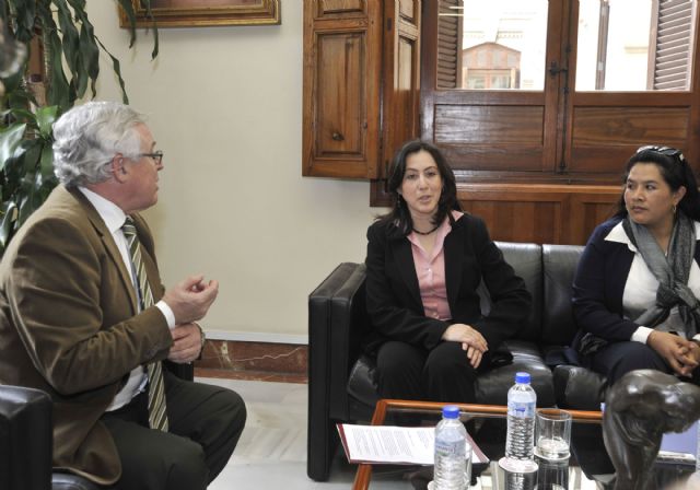 La embajadora de Bolivia visita la Universidad de Murcia para estudiar futuras colaboraciones con instituciones bolivianas - 3, Foto 3