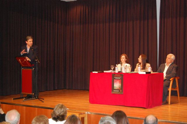 Afluencia masiva de público en la presentación del libro Debajo de la sombra y del olvido - 1, Foto 1