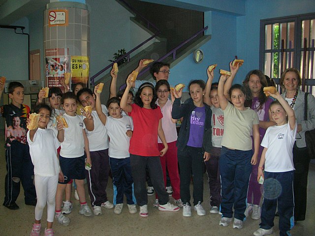 El Ayuntamiento reparte pan y aceite a los escolares por el ‘Día del Desayuno Saludable’ - 1, Foto 1