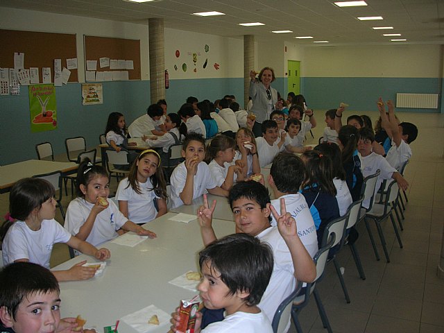 El Ayuntamiento reparte pan y aceite a los escolares por el ‘Día del Desayuno Saludable’ - 2, Foto 2