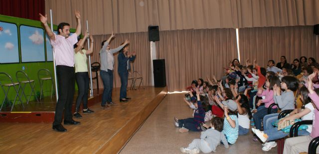 La obra de teatro infantil  El Autobús muestra a más de 200 escolares de Puerto Lumbreras la importancia de utilizar el transporte público - 1, Foto 1