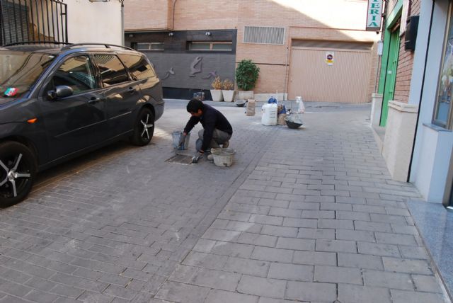 Puesta a punto las calles por las que pasan los recorridos de los desfiles de Semana Santa - 1, Foto 1