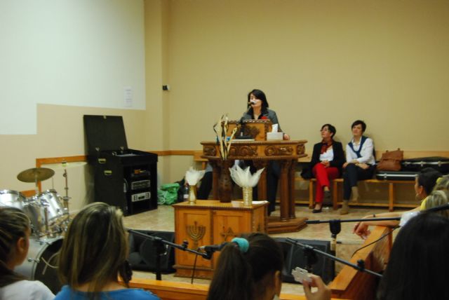 La candidata a la alcaldía por el PP en Totana conoce de primera mano las necesidades del colectivo gitano en la localidad, Foto 1