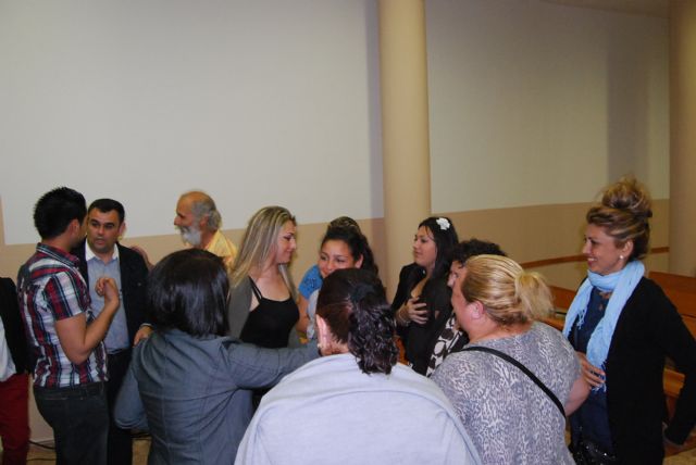 La candidata a la alcaldía por el PP en Totana conoce de primera mano las necesidades del colectivo gitano en la localidad - 3, Foto 3