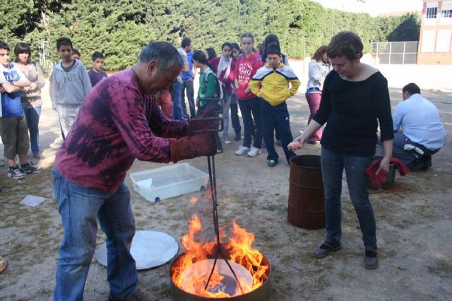 Los alumnos del IES Ben Arabí aprenden el arte de la Cerámica Rakú - 1, Foto 1