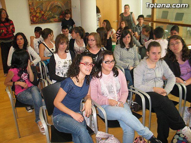 El alcalde y la concejal de Turismo reciben a los alumnos del IES 