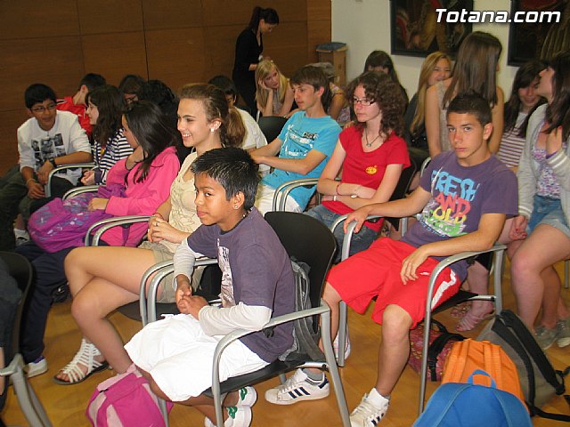 El alcalde y la concejal de Turismo reciben a los alumnos del IES 