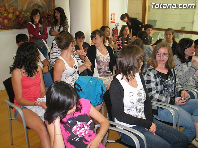 El alcalde y la concejal de Turismo reciben a los alumnos del IES 