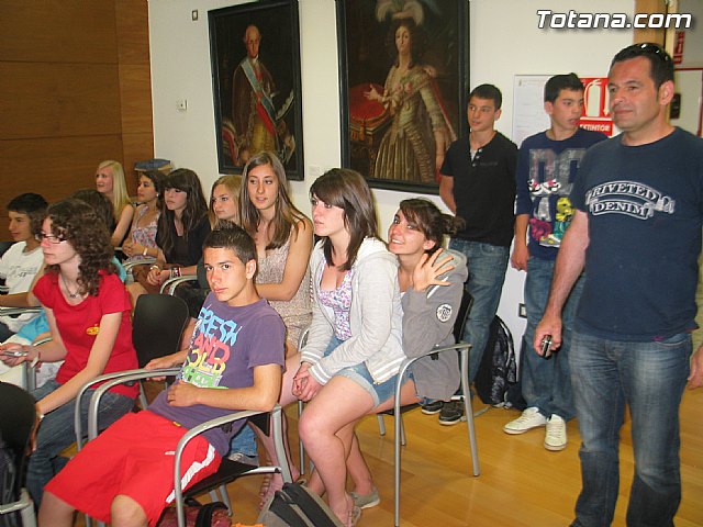 El alcalde y la concejal de Turismo reciben a los alumnos del IES 