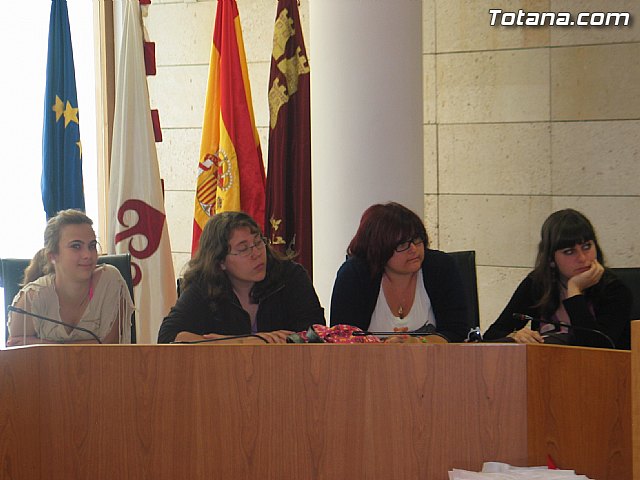 El alcalde y la concejal de Turismo reciben a los alumnos del IES 