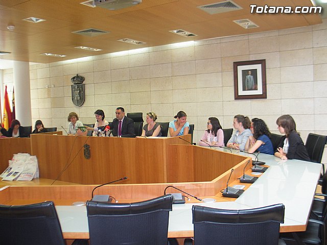 El alcalde y la concejal de Turismo reciben a los alumnos del IES 