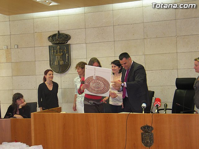 El alcalde y la concejal de Turismo reciben a los alumnos del IES 