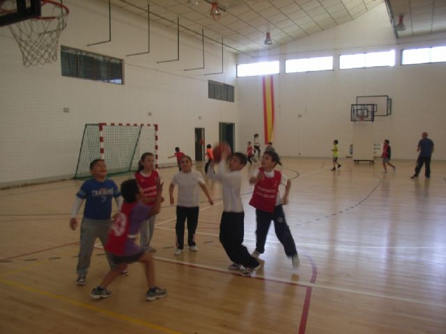 La concejalía de Deportes organizó una jornada de baloncesto benjamín de Deporte Escolar, Foto 1