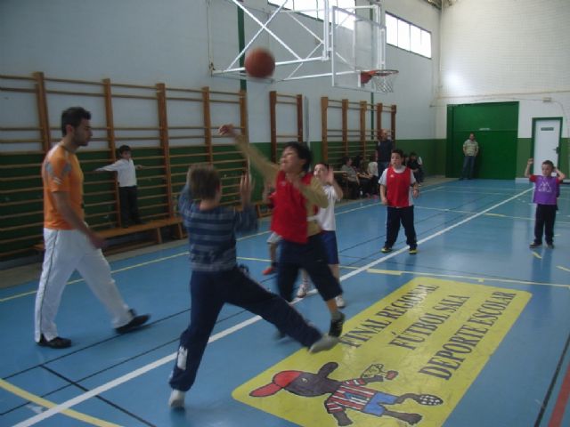 La concejalía de Deportes organizó una jornada de baloncesto benjamín de Deporte Escolar, Foto 2